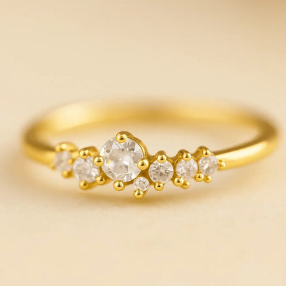Detalhe macro anel estrelas cravejadas zircônia acabamento polido ouro 18k