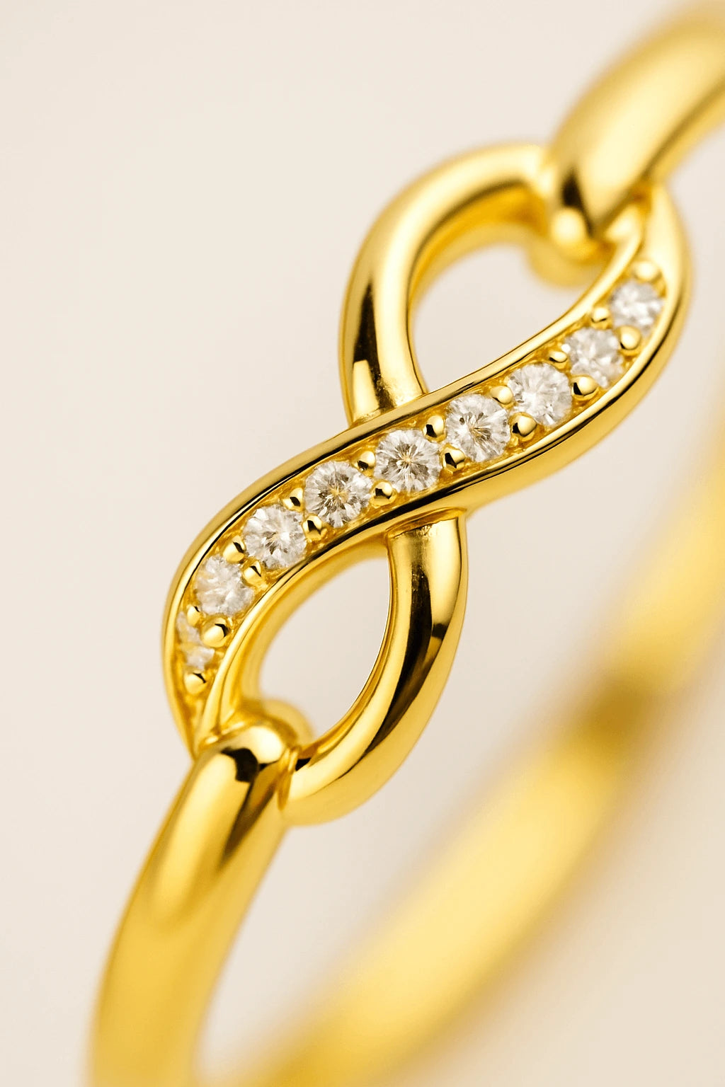 Detalhe macro anel infinito cravejado zircônia acabamento polido ouro 18k