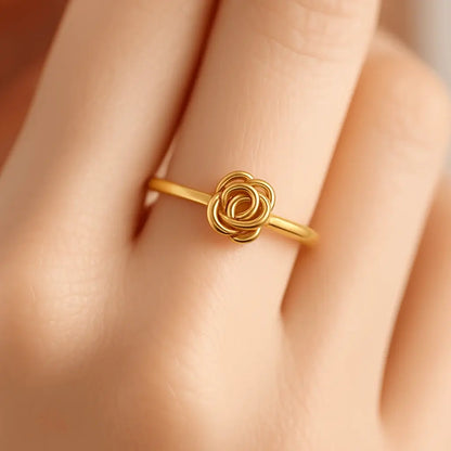 Mão feminina usando anel regulável de rosa dourado estilo romântico