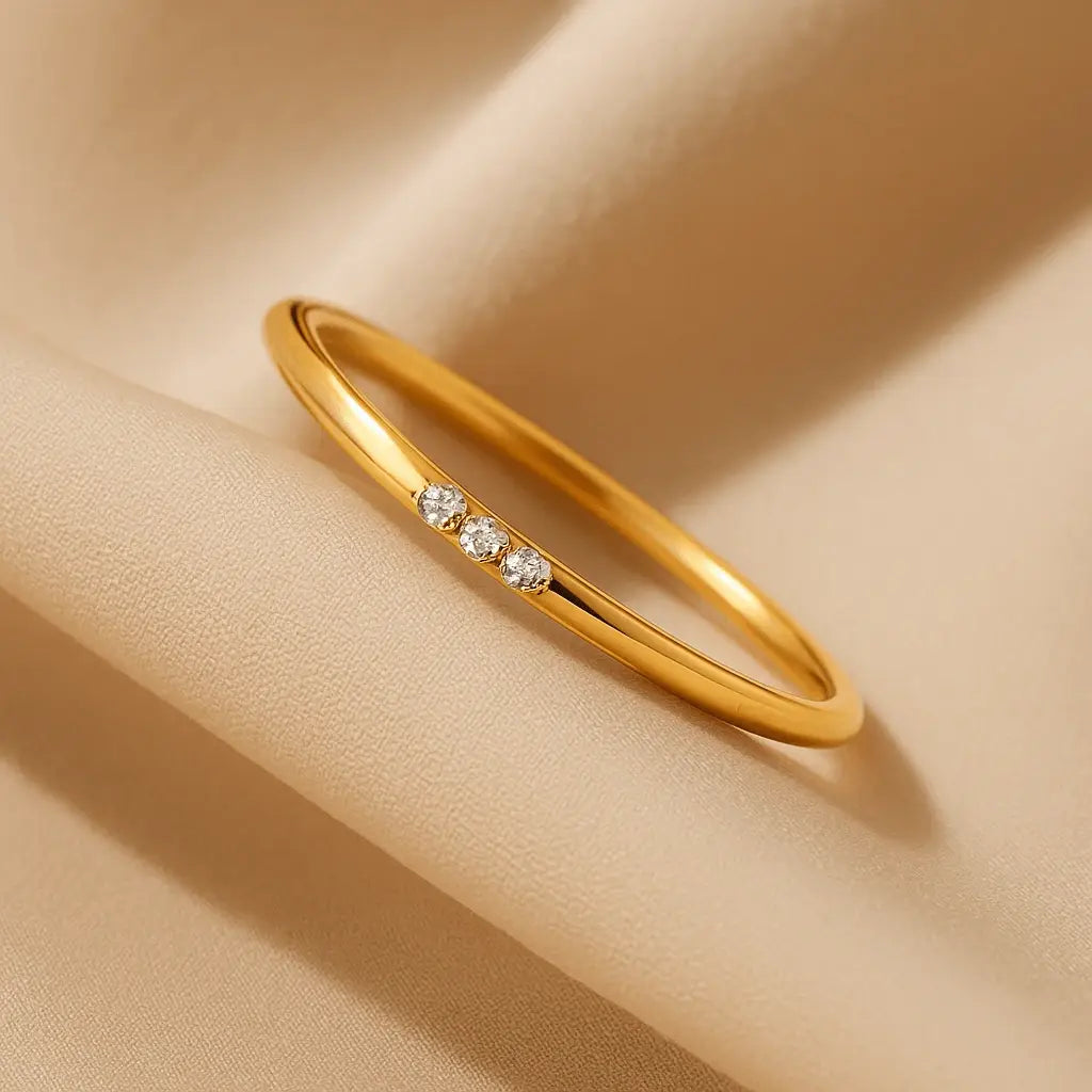 Anel dourado ultrafino com três zircônias em Prata 925 Simplicité
