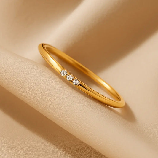 Anel dourado ultrafino com três zircônias em Prata 925 Simplicité