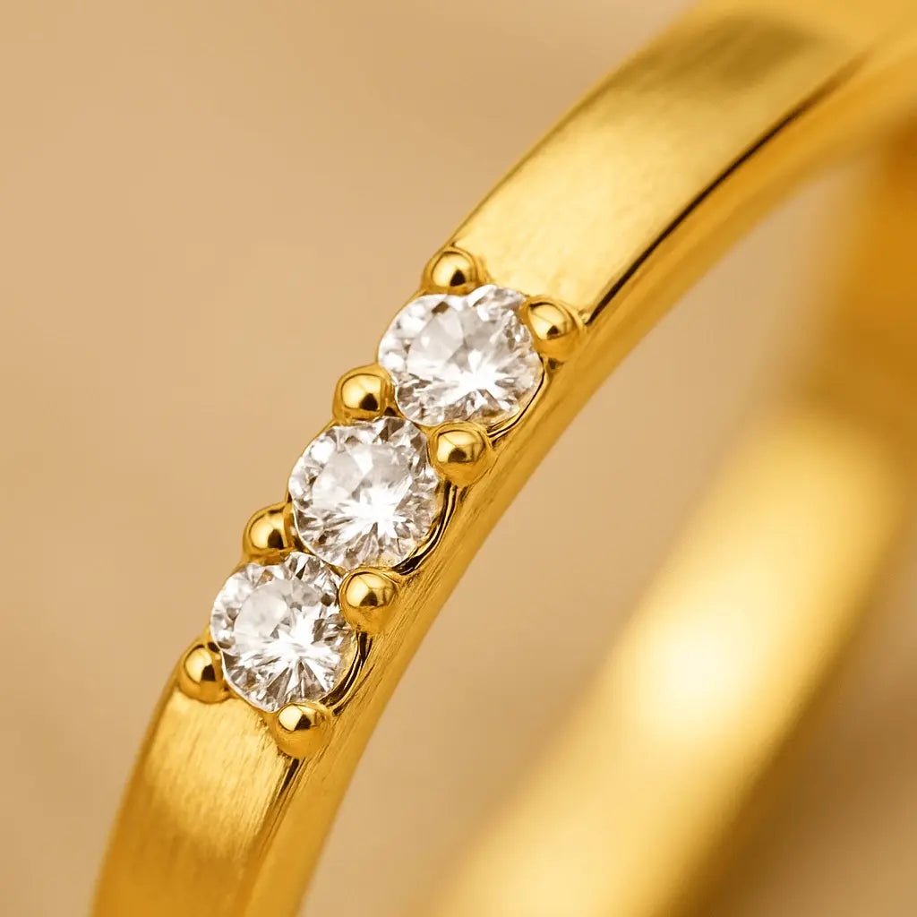 Detalhe macro anel fino trio de zircônias cravejadas acabamento ouro 18k