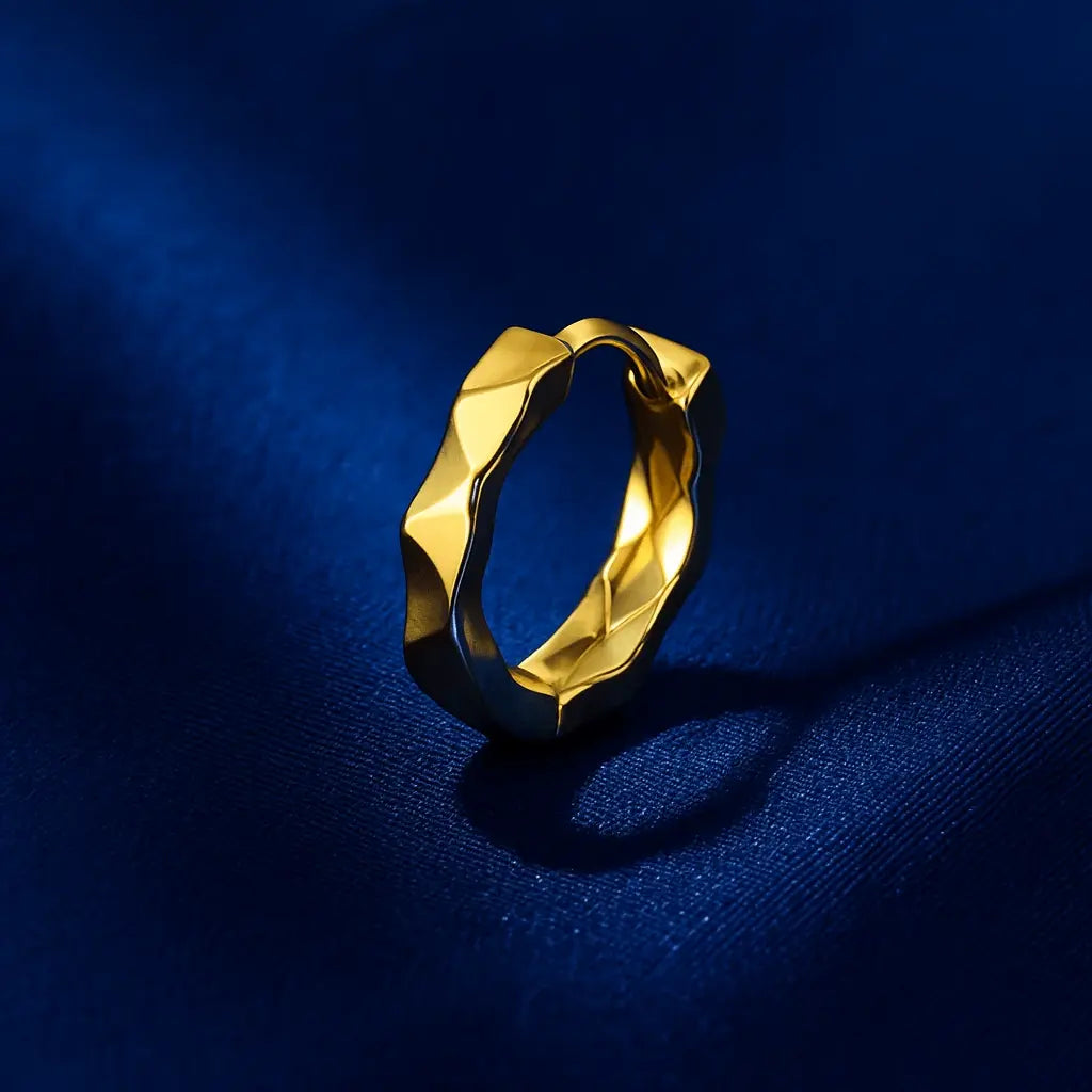 Joia feminina brinco argola design fluido sobre fundo de veludo azul royal Simplicité