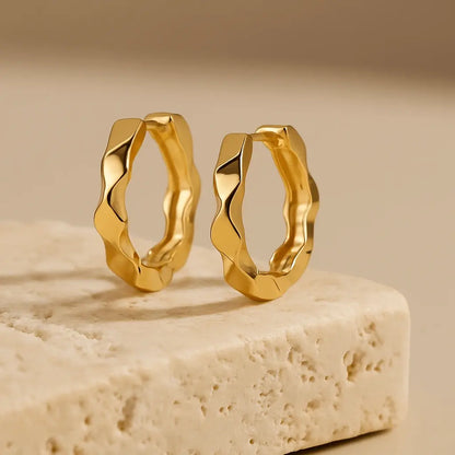 Brinco minimalista argola aço dourado sobre pedra natural clara