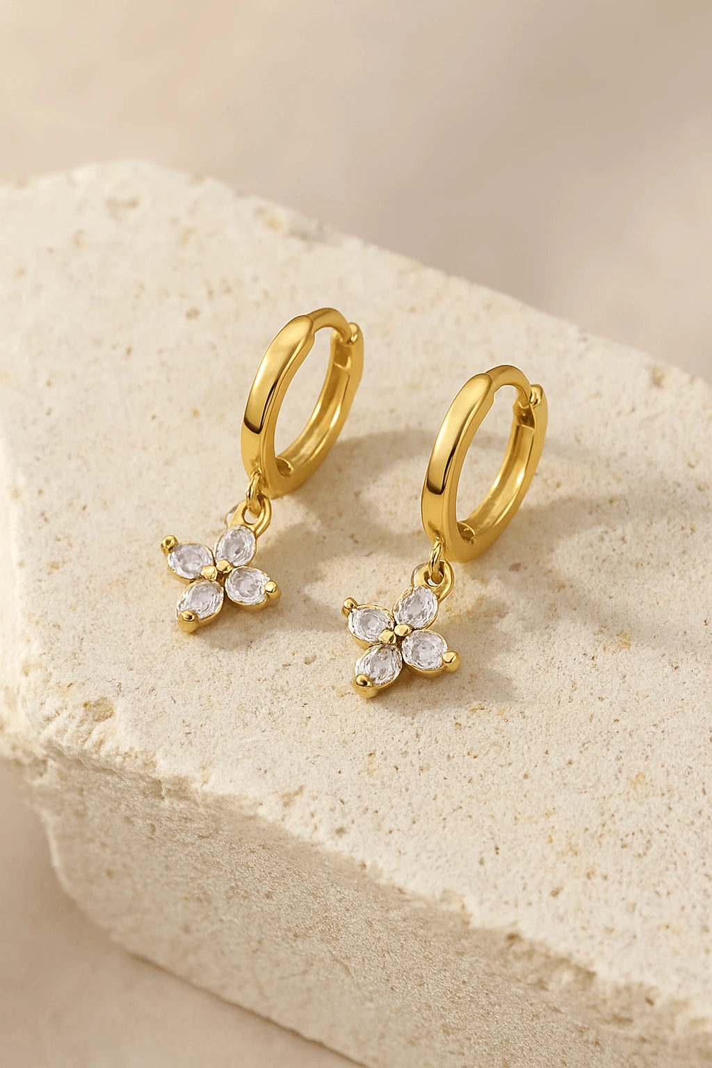 Brinco minimalista argola flor dourado sobre pedra natural clara