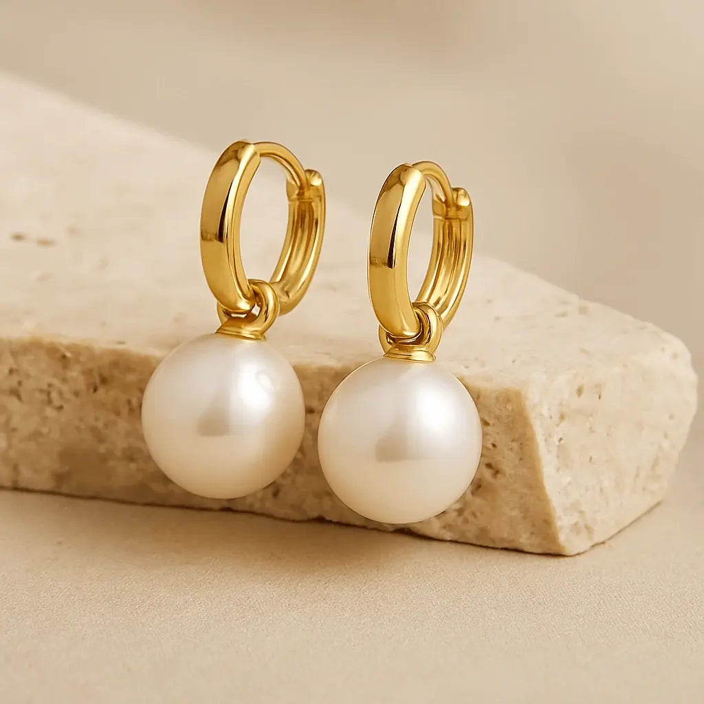 Brinco minimalista argola e pérola dourado sobre pedra natural clara