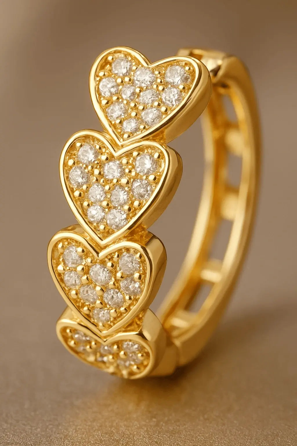 Detalhe macro brinco argola corações pendurados acabamento polido ouro 18k