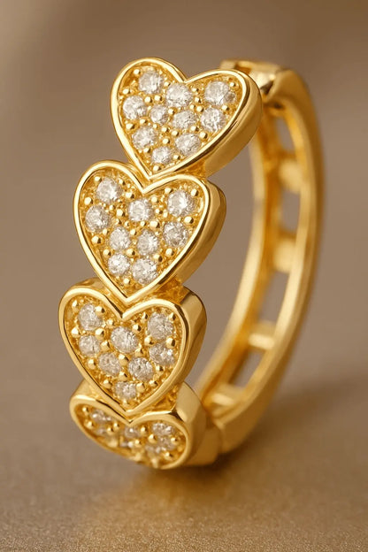 Detalhe macro brinco argola corações pendurados acabamento polido ouro 18k