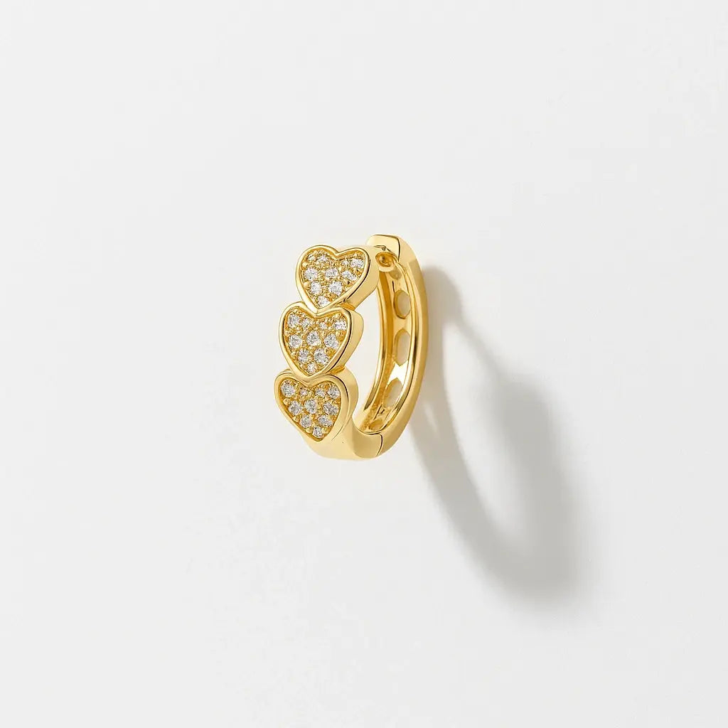 Par de brincos argola três corações dourado vista frontal design romântico