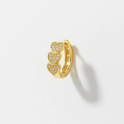 Par de brincos argola três corações dourado vista frontal design romântico