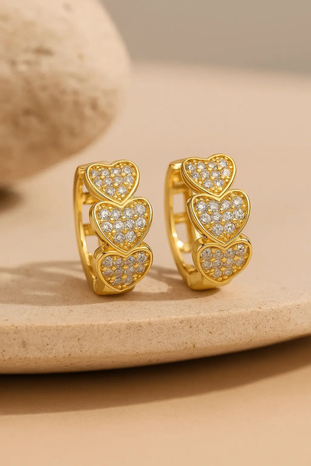 Brinco minimalista argolinha corações dourado sobre pedra natural clara