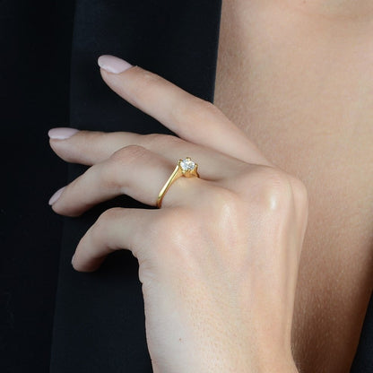 Anel dourado Bague Solitaire Précieuse Simplicité em detalhe