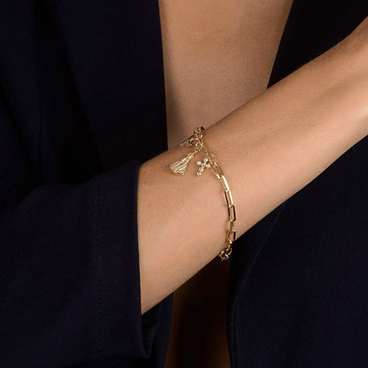 Pulseira dourada Bracelet Sacré Simplicité em detalhe