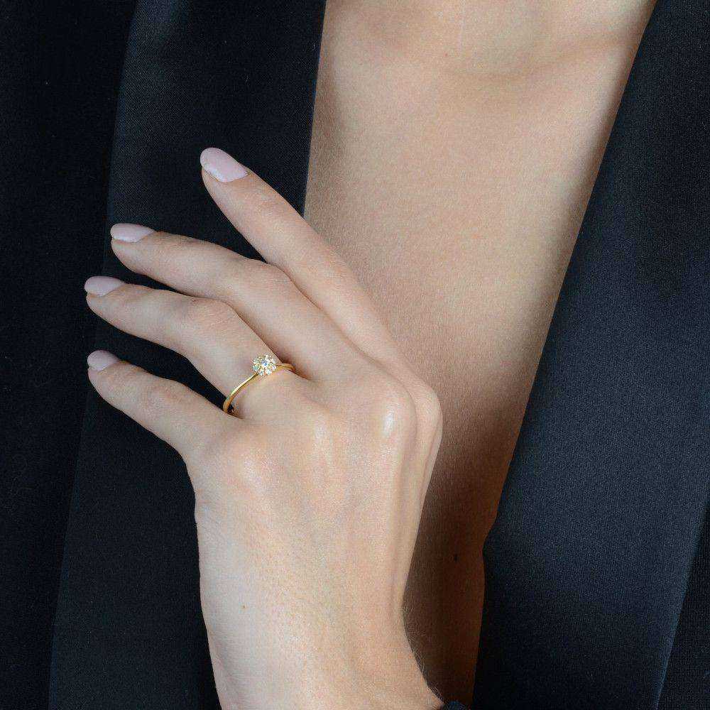 Anel dourado cravejado Constellation Dorée Simplicité em detalhe
