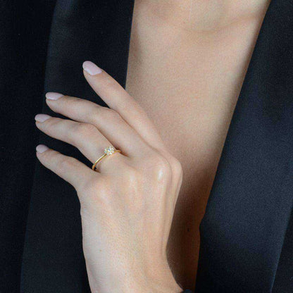 Anel dourado cravejado Constellation Dorée Simplicité em detalhe