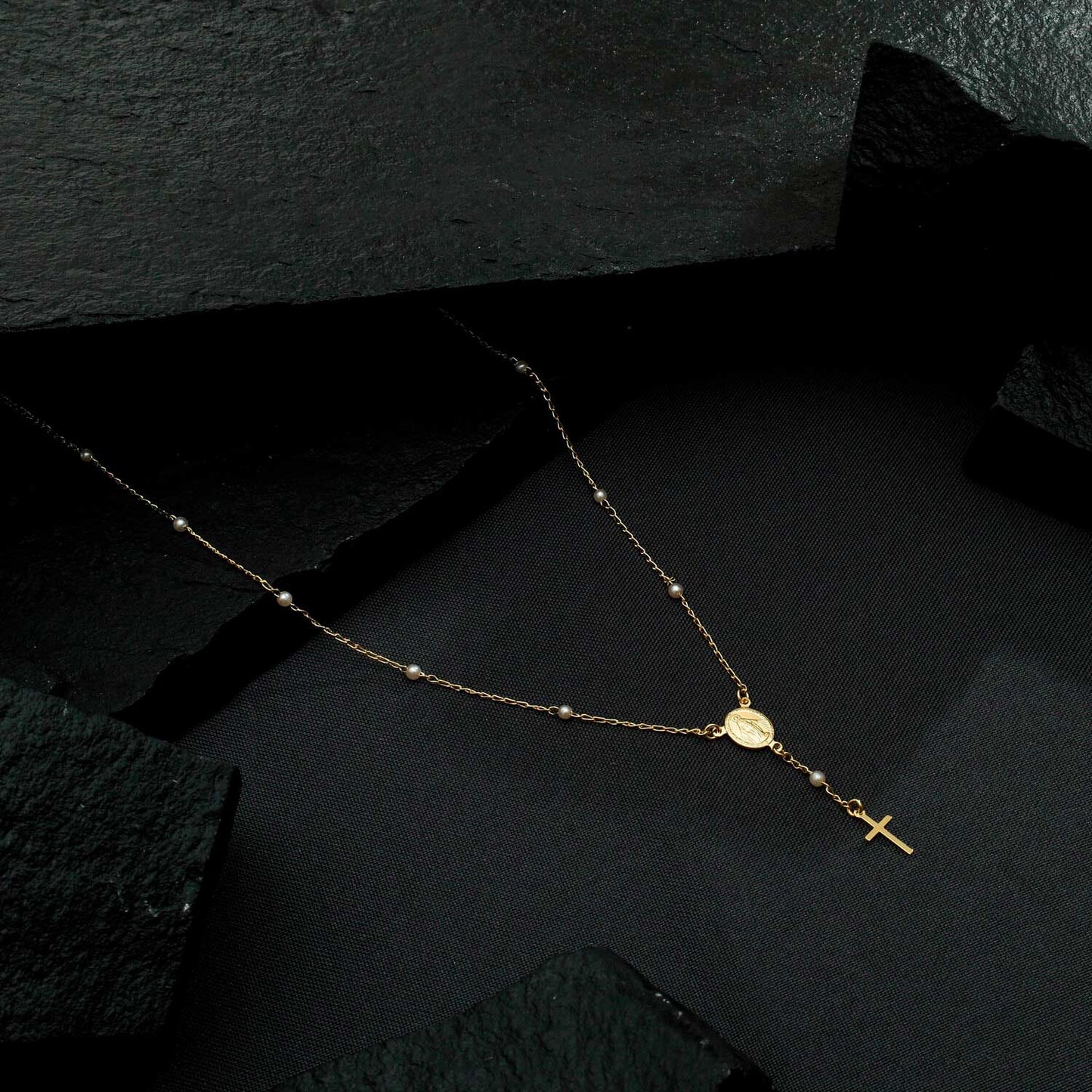 Colar Dourado Religioso Terço Cruz e Pérolas – Chapelet Doré Simplicité