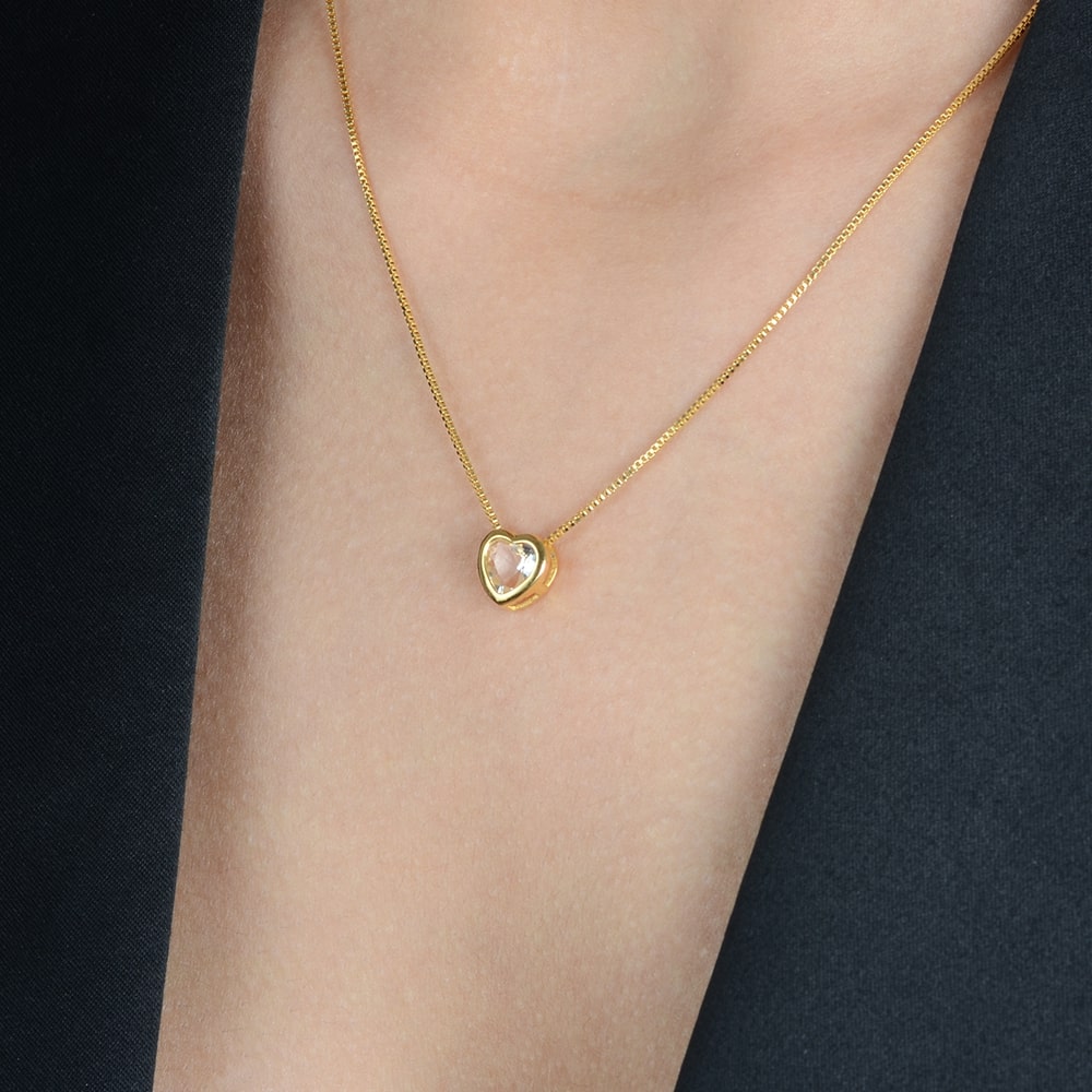 Colar dourado Cœur de Pierre Simplicité em detalhe