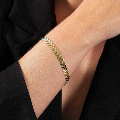 Pulseira dourada Bracelet Flèche Simplicité em detalhe