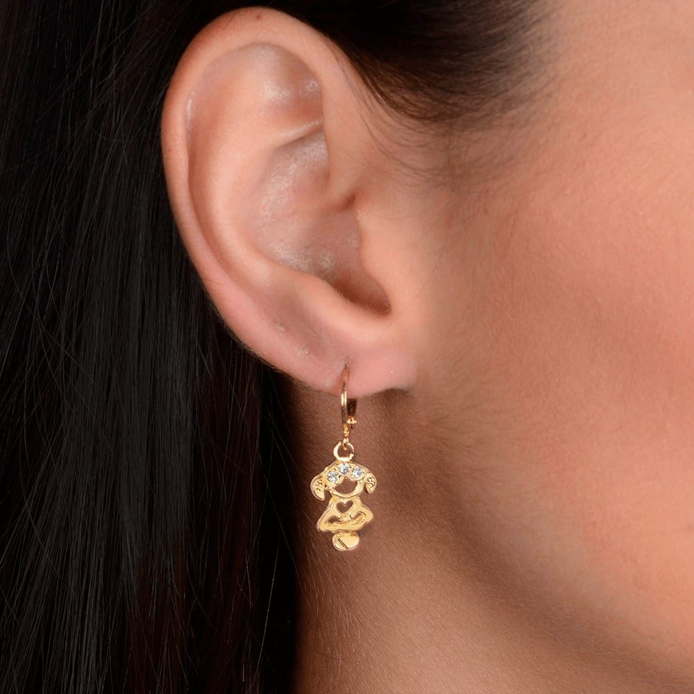 Brinco dourado Petite Princesse Simplicité em detalhe