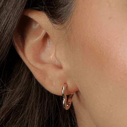 Brinco dourado coração Petit Cœur Simplicité em detalhe