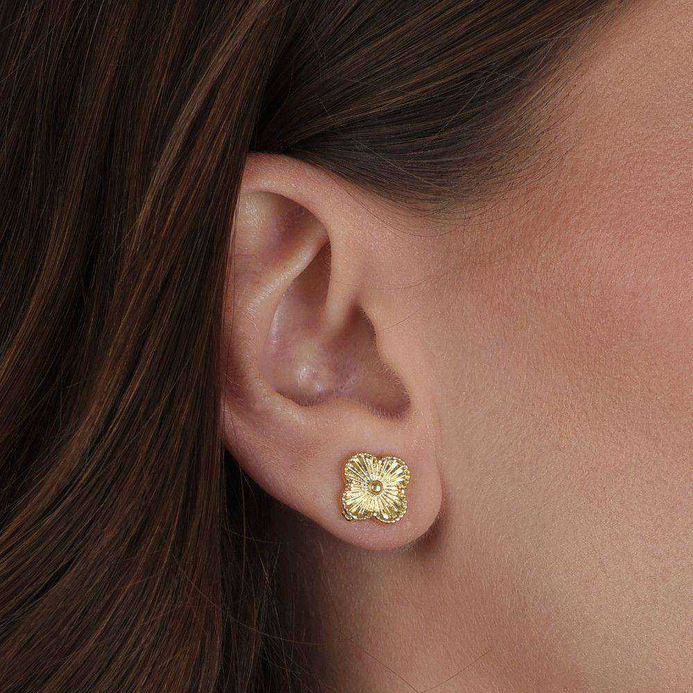 Brinco dourado Petite Fleur Simplicité em detalhe