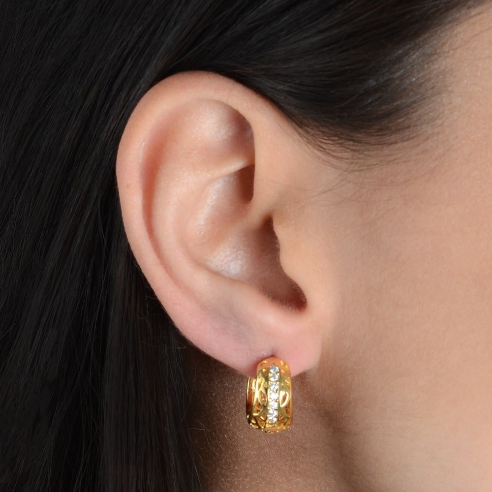 Brinco dourado vazado Dentelle Dorée Simplicité em detalhe