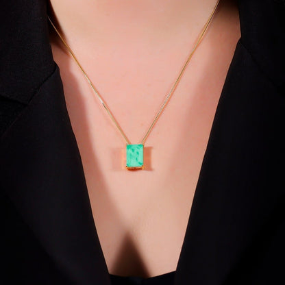 Colar dourado Rectangle Émeraude Pendentif Simplicité em detalhe