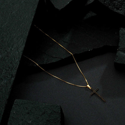 Colar Dourado de Cruz Cravejado de Pedra Natural Negra – Croix de Jais Simplicité