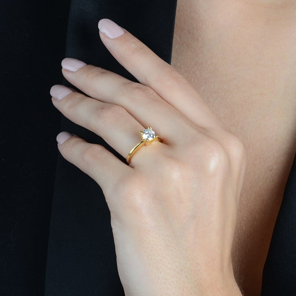 Anel dourado Bague Solitaire Classique Simplicité em detalhe