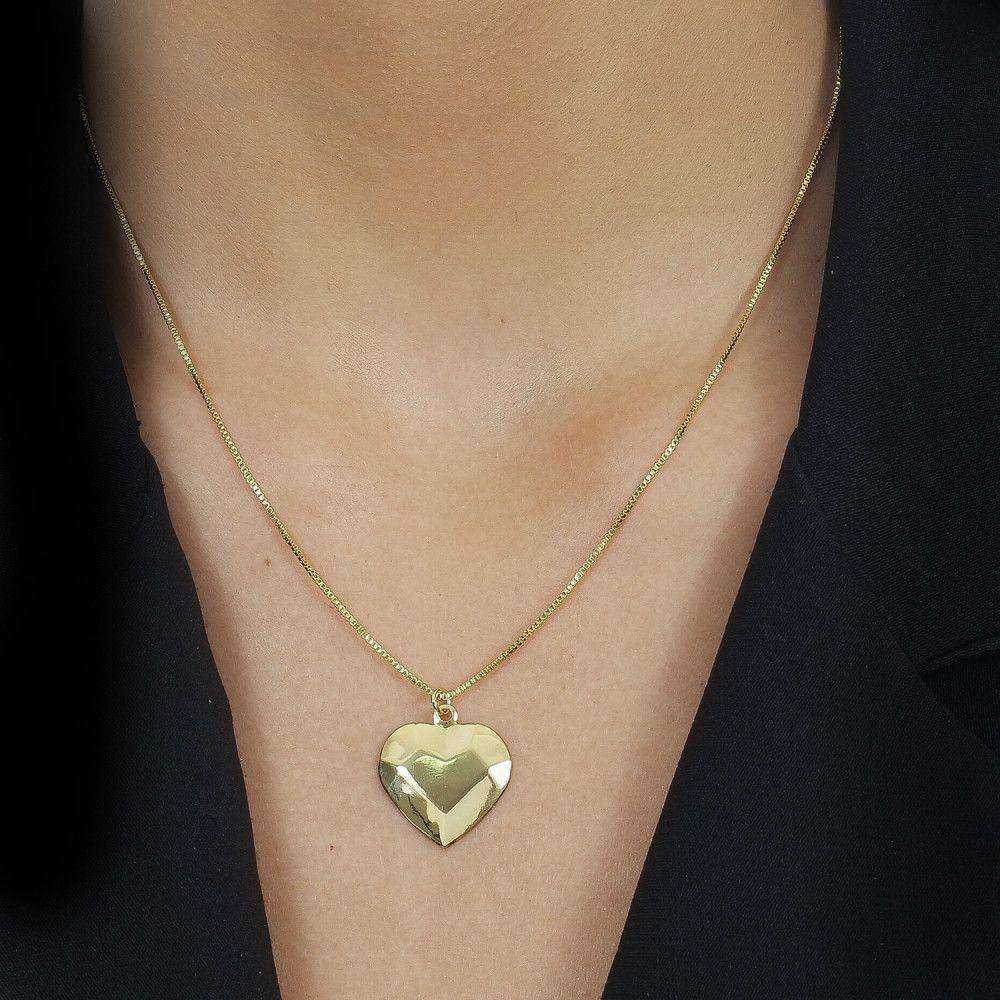 Colar dourado Cœur Linéaire Simplicité em detalhe
