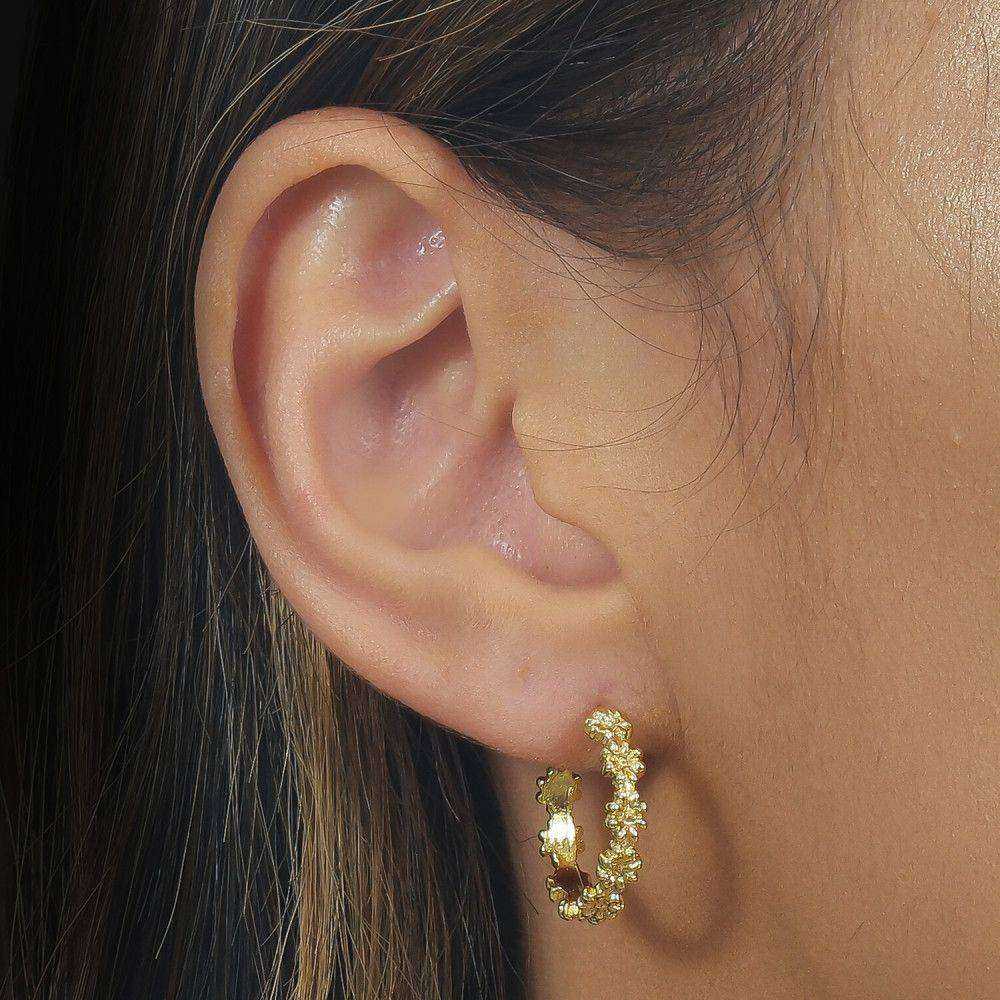 Brinco dourado Anneau Fleur Doré Simplicité em detalhe