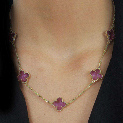 Colar dourado Cinq Trèfles Rose Simplicité em detalhe