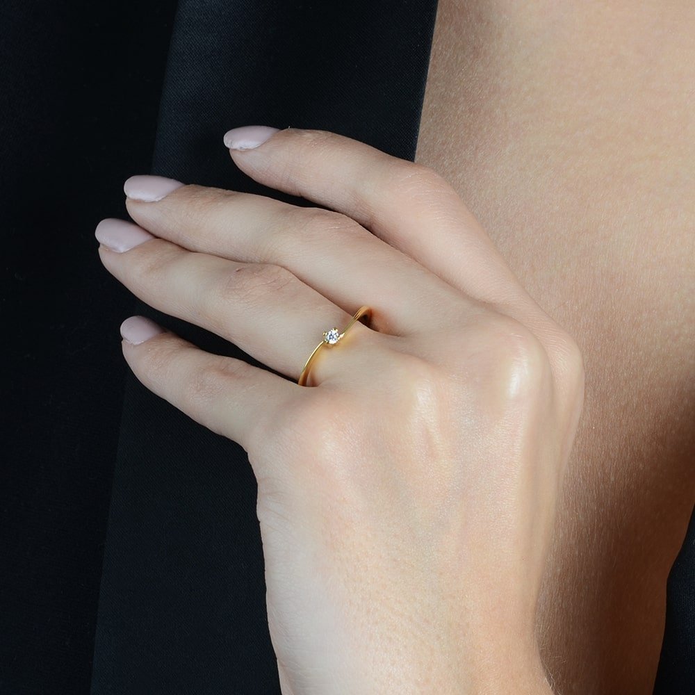 Anel dourado Bague Solitaire Délicate Simplicité em detalhe
