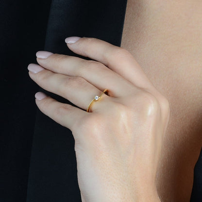Anel dourado Bague Solitaire Délicate Simplicité em detalhe