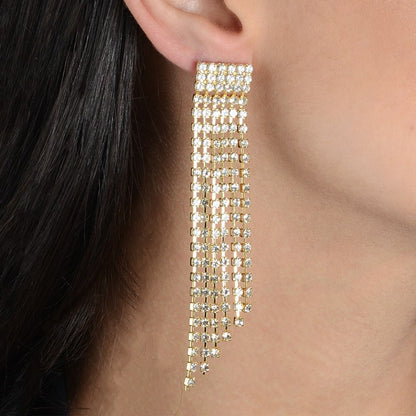 Brinco dourado statement Cascade de Strass Simplicité em detalhe