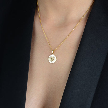 Colar dourado religioso Médaille Sacrée Simplicité em detalhe