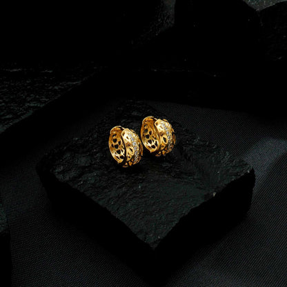 Brinco Dourado de Argolinha Vazado com Pedras de Zircônia – Dentelle Dorée Simplicité
