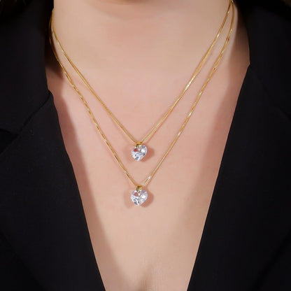 Colar dourado Double Cœur de Cristal Simplicité em detalhe