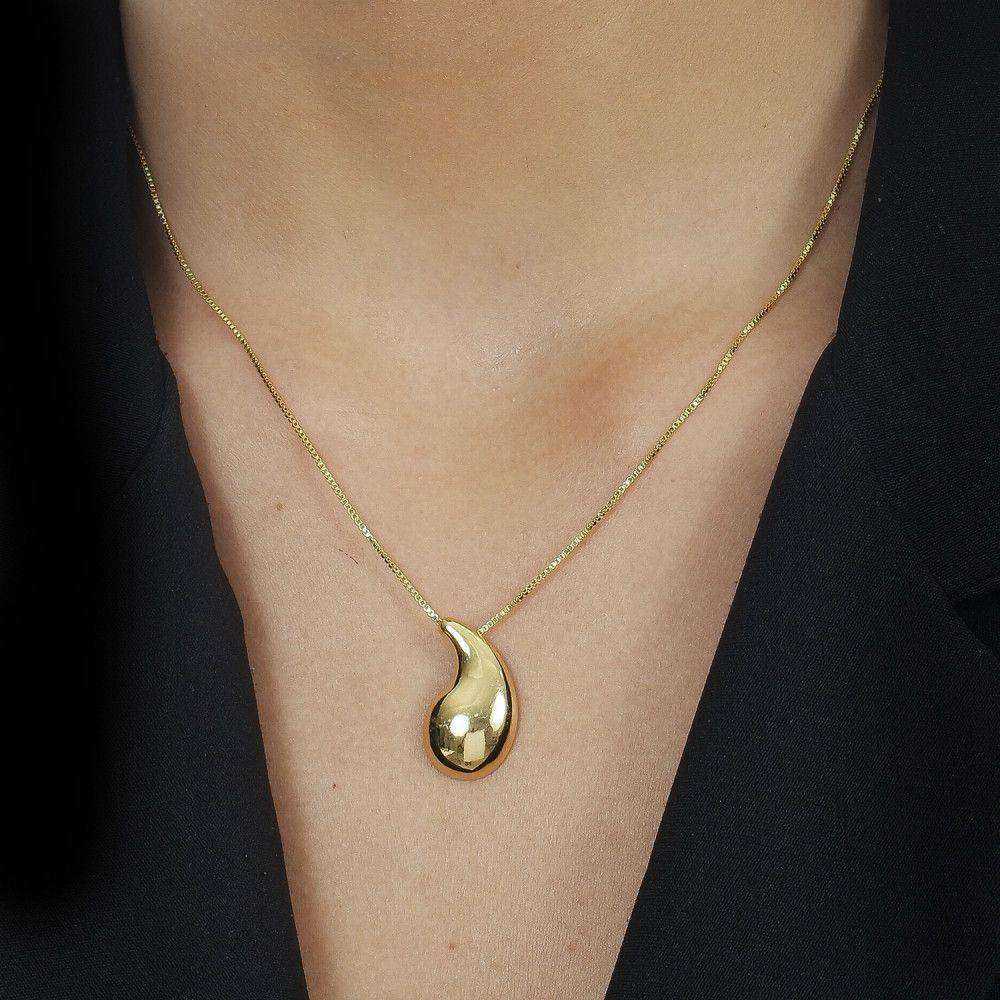 Colar dourado Larme Courbée Simplicité em detalhe
