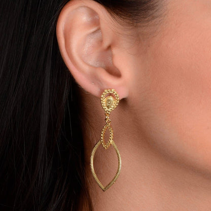 Brinco dourado statement Larme de Gala Simplicité em detalhe