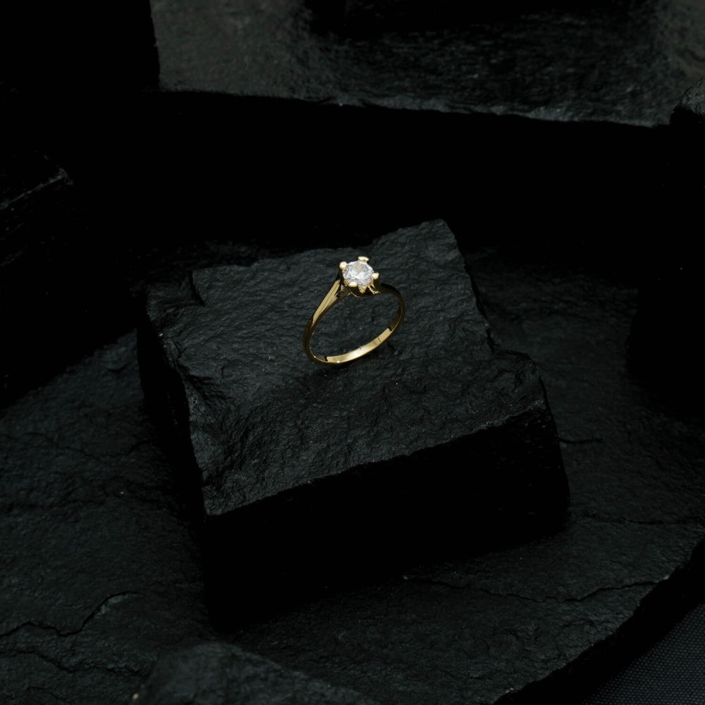 Anel Dourado Solitário com Pedra de Zircônia Pequena – Bague Solitaire Précieuse Simplicité