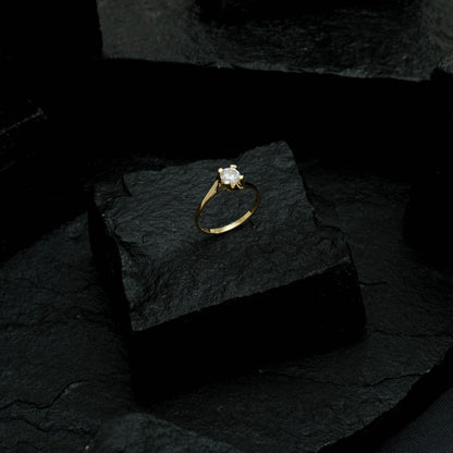 Anel Dourado Solitário com Pedra de Zircônia Pequena – Bague Solitaire Précieuse Simplicité