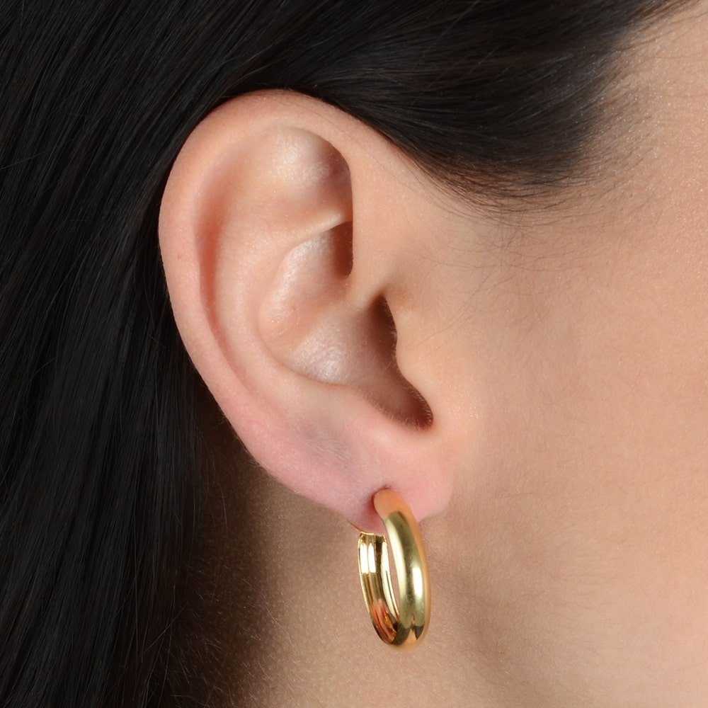 Brinco dourado Cercle Doux Simplicité em detalhe