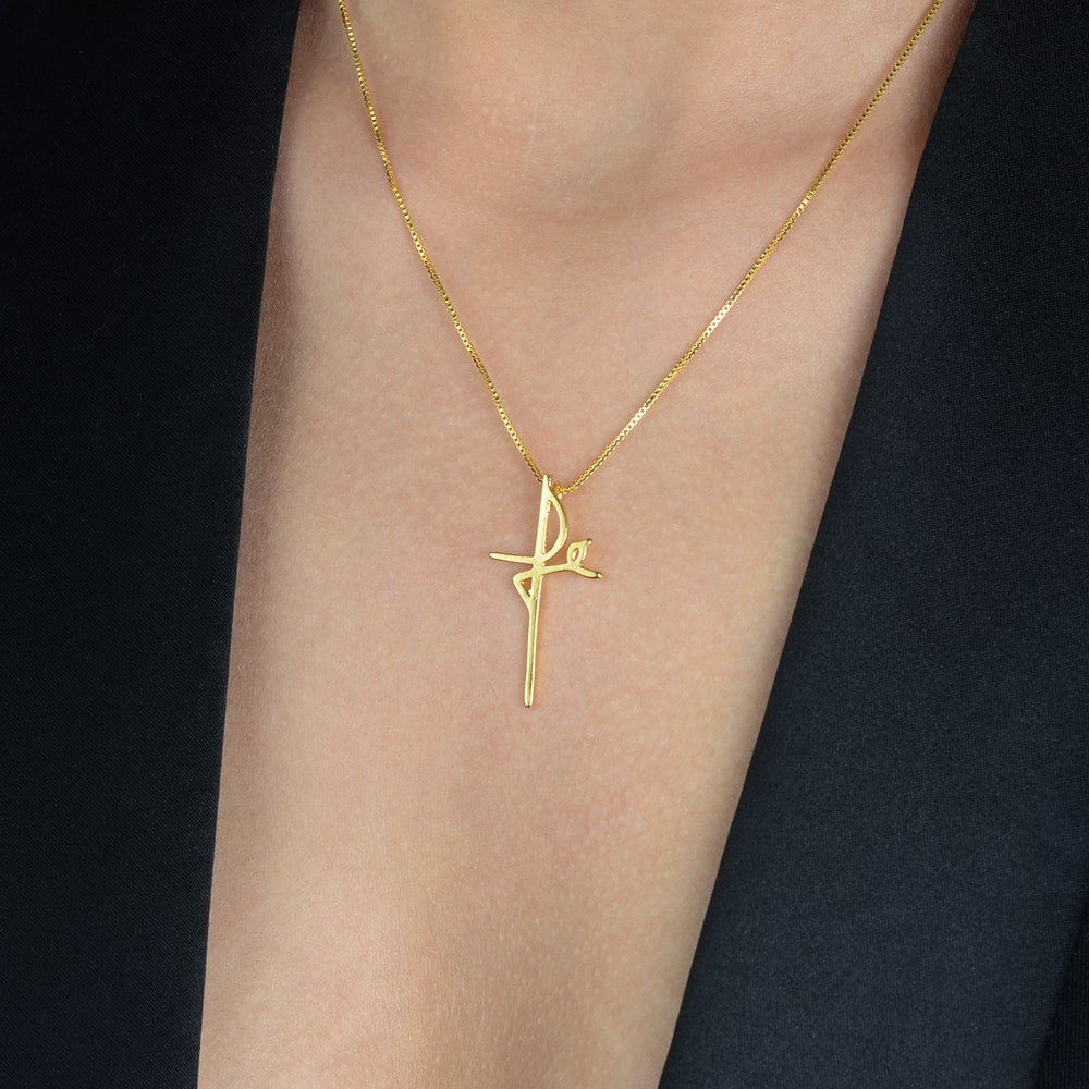 Colar dourado religioso Croix d'Espérance Simplicité em detalhe