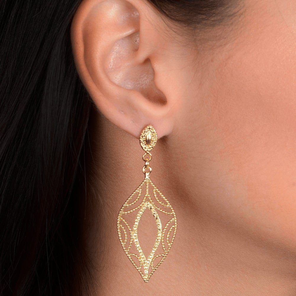 Brinco dourado statement Feuille de Gala Simplicité em detalhe