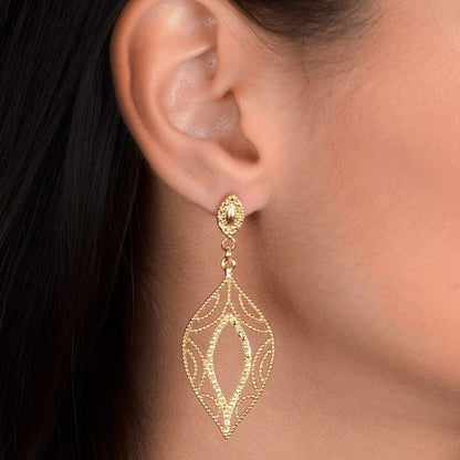 Brinco dourado statement Feuille de Gala Simplicité em detalhe