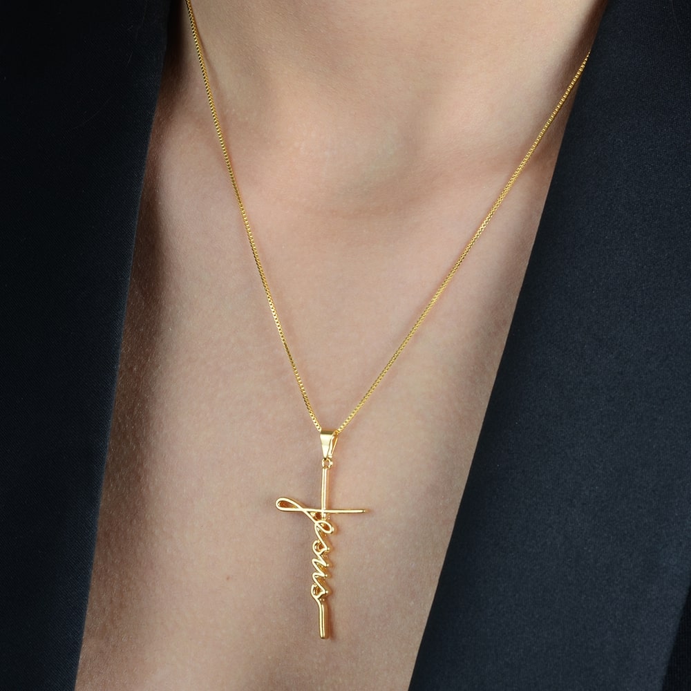 Colar dourado Grande Croix Simplicité em detalhe