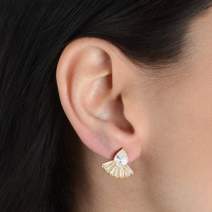 Brinco dourado com coroa Couronne Précieuse Simplicité em detalhe
