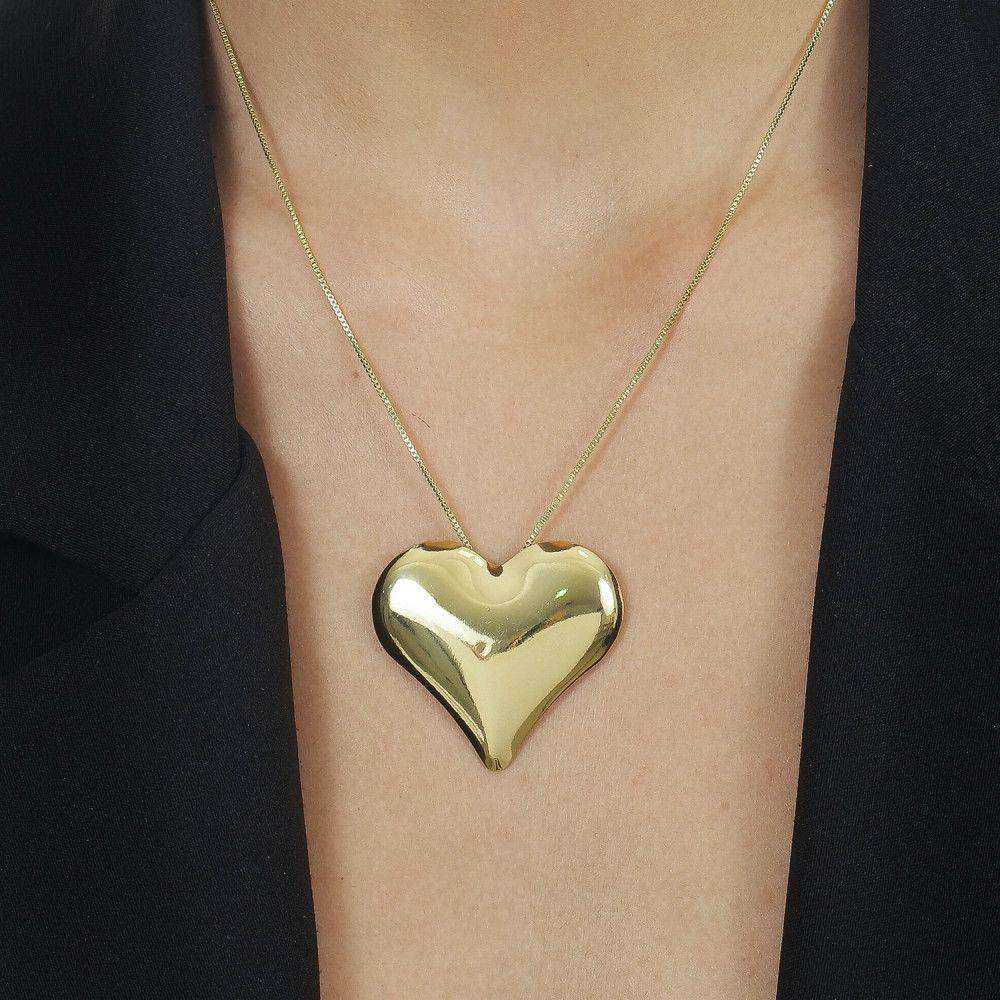 Colar dourado Grand Cœur Lisse Simplicité em detalhe