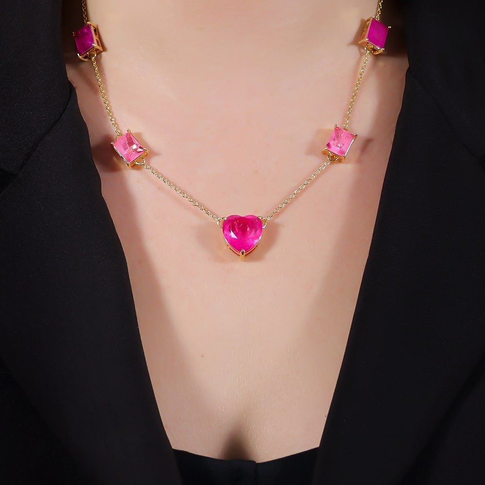 Colar dourado Rose Royale Simplicité em detalhe